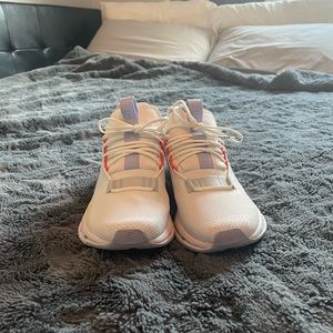 On Cloud Running Cloudnova in White/Glaicer size 7.5